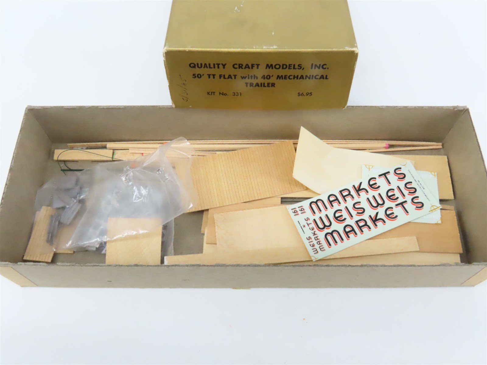 HO Scale Quality Craft Models Kit 331 TTX Weis Markets 50' Flat Car w/ Trailer