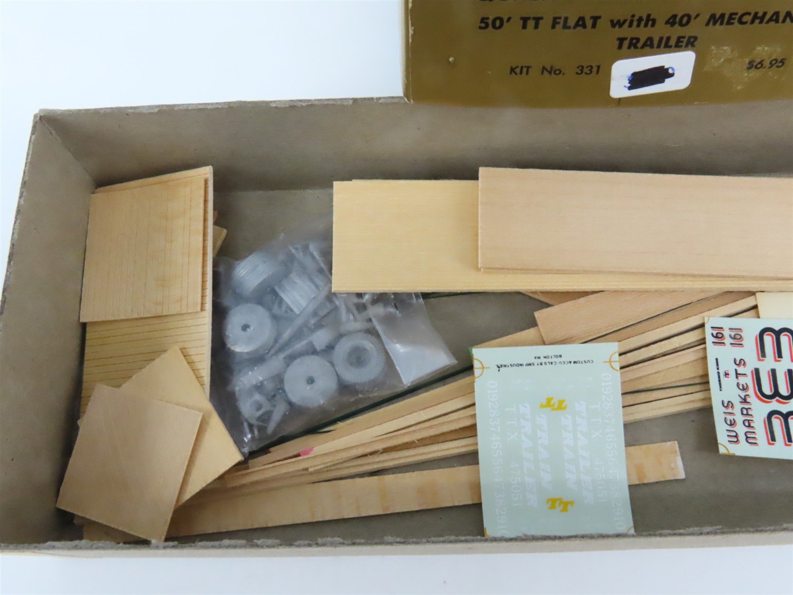 HO Scale Quality Craft Models Kit 331 TTX Weis Markets 50' Flat Car w/ Trailer