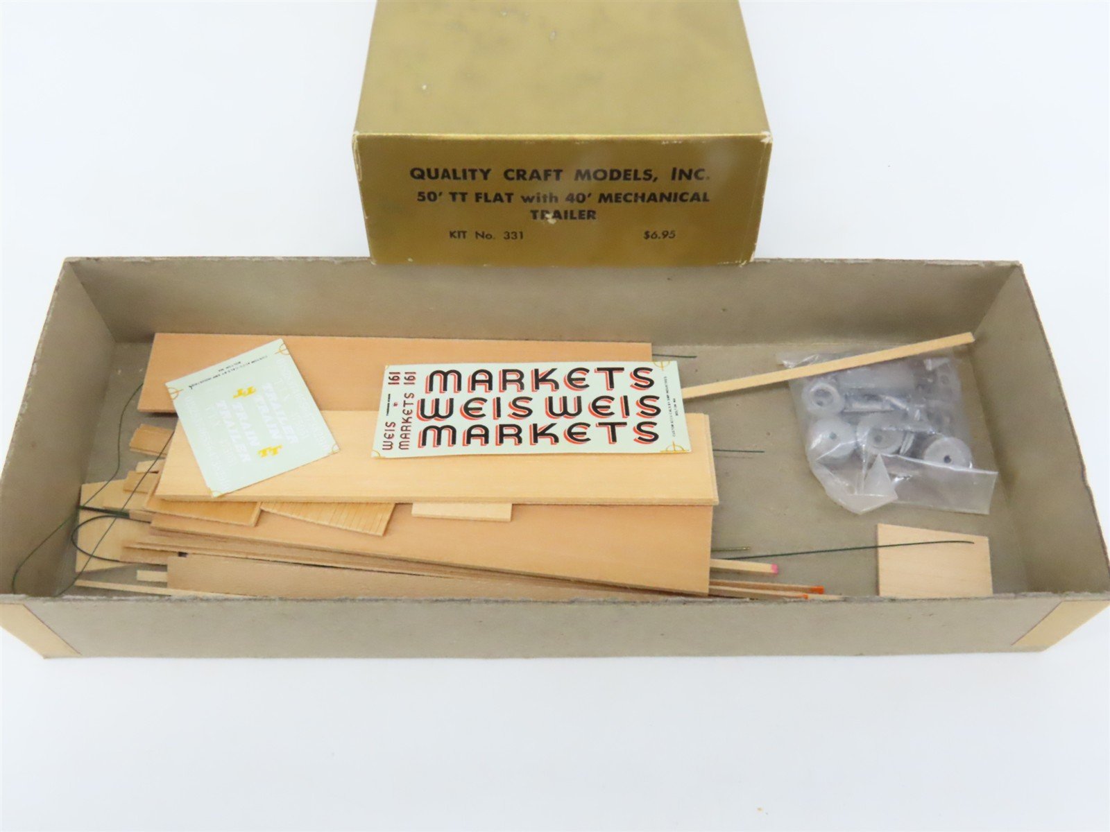 HO Scale Quality Craft Models Kit 331 TTX Weis Markets 50' Flat Car w/ Trailer