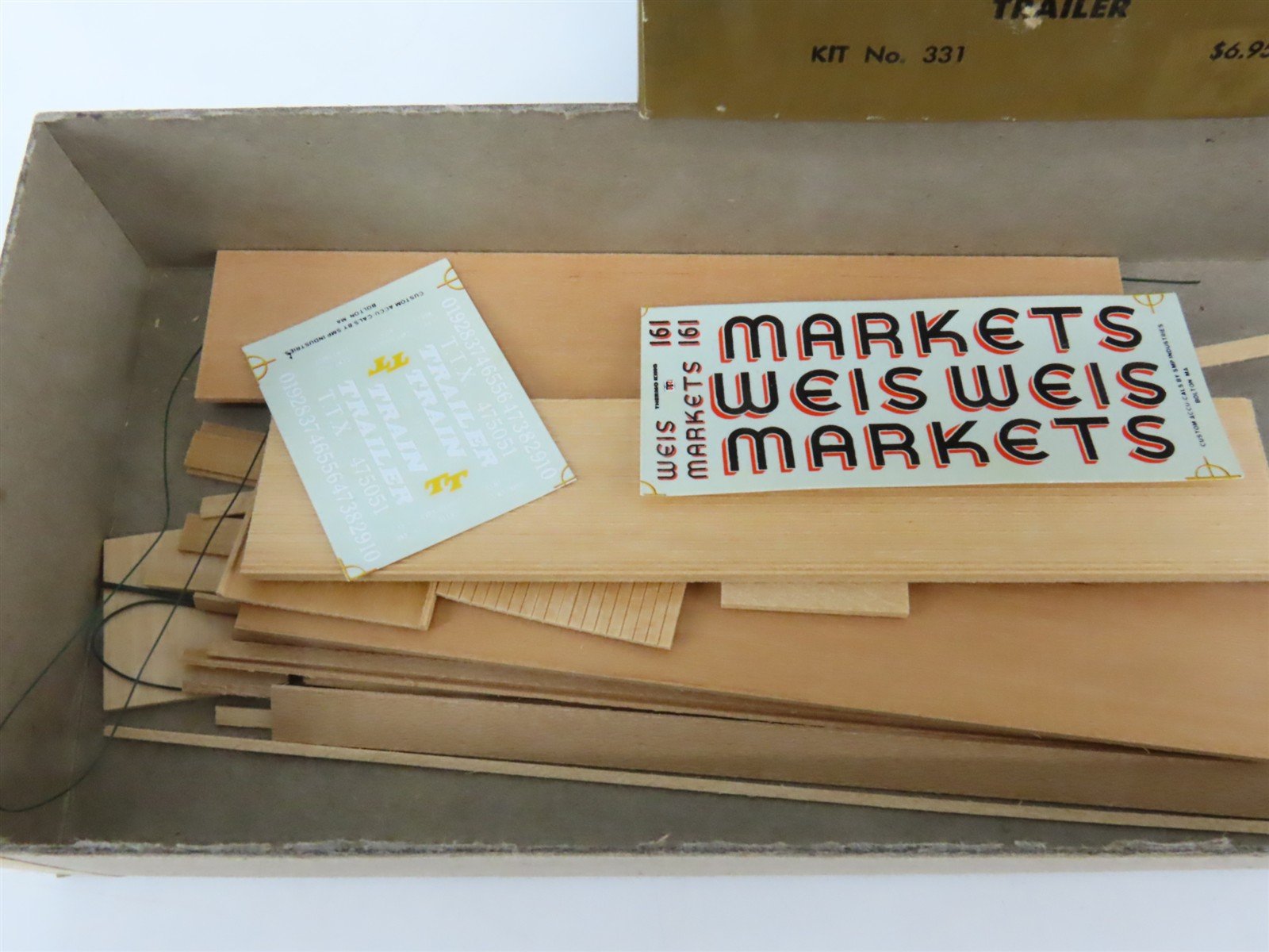 HO Scale Quality Craft Models Kit 331 TTX Weis Markets 50' Flat Car w/ Trailer
