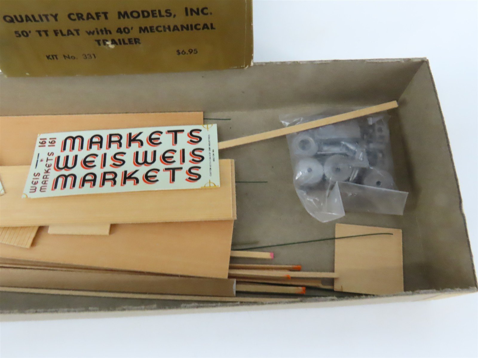 HO Scale Quality Craft Models Kit 331 TTX Weis Markets 50' Flat Car w/ Trailer