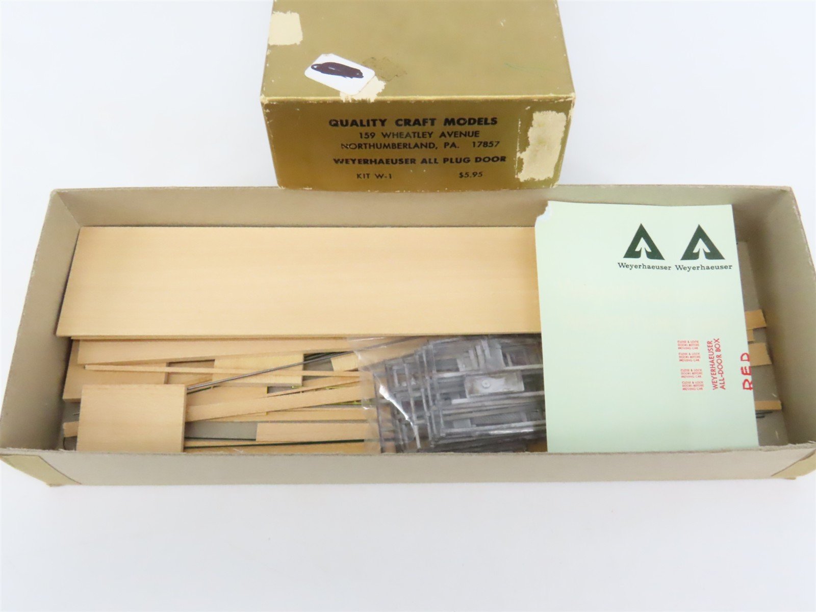 HO Scale Quality Craft Models Kit W-1 LUNX Weyerhaeuser All Plug Door Box Car