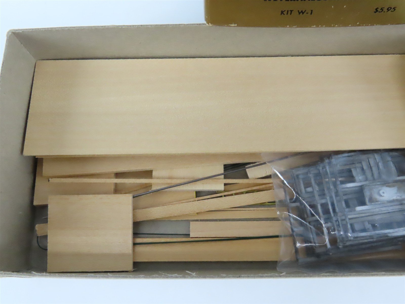 HO Scale Quality Craft Models Kit W-1 LUNX Weyerhaeuser All Plug Door Box Car