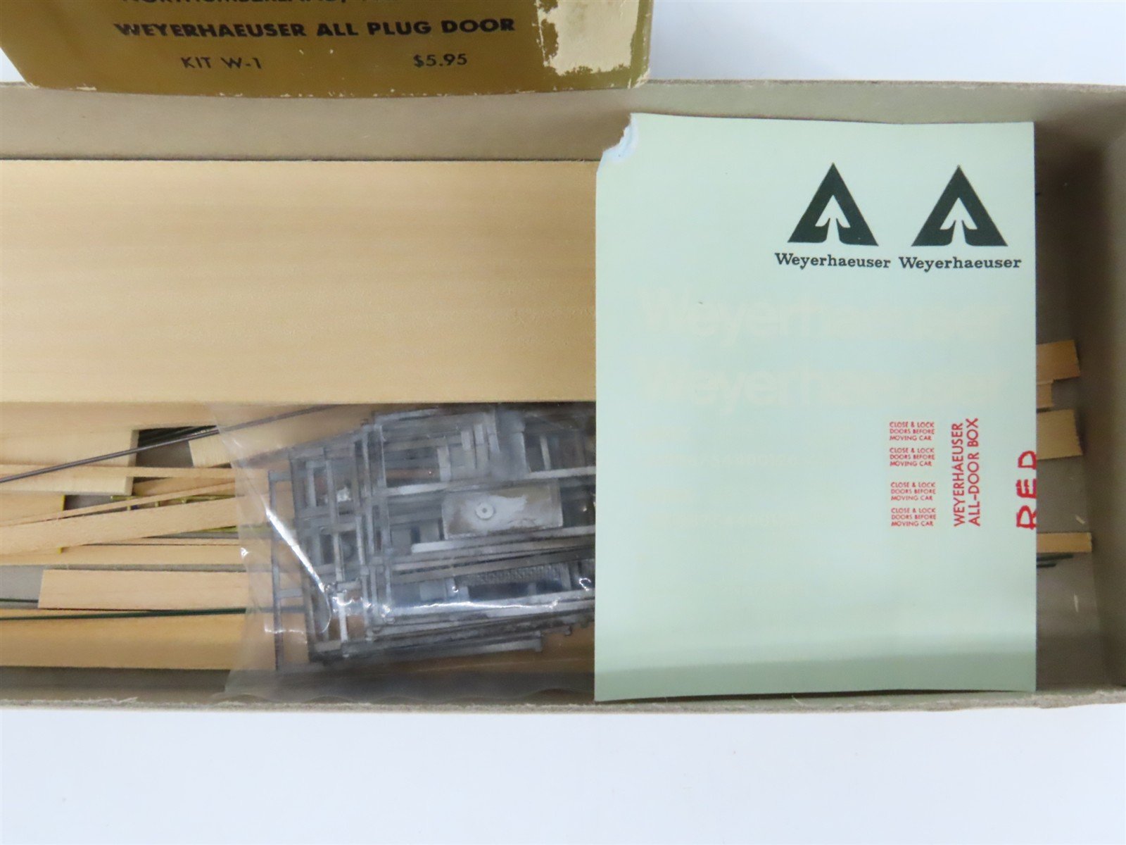 HO Scale Quality Craft Models Kit W-1 LUNX Weyerhaeuser All Plug Door Box Car