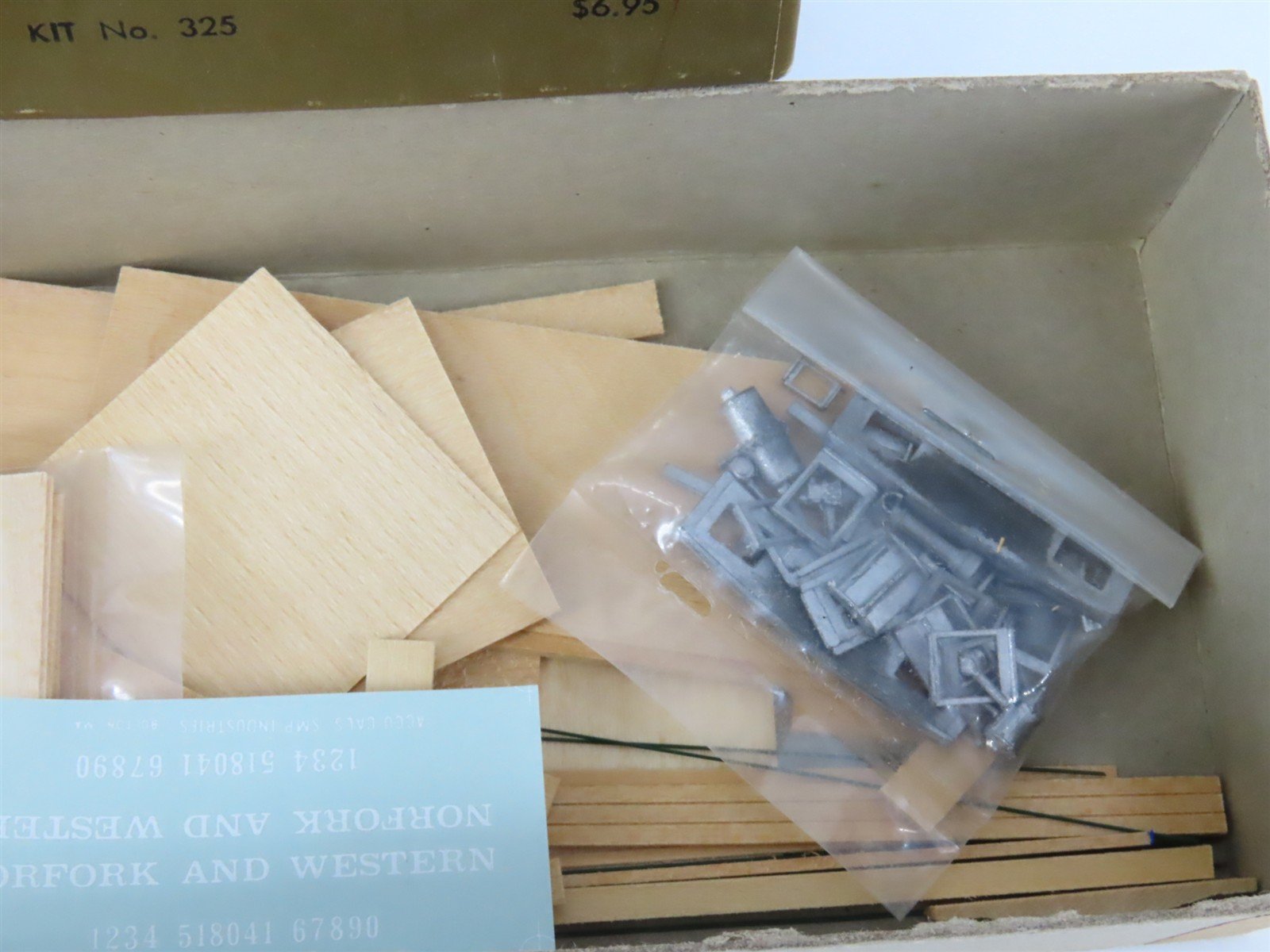 HO Scale Quality Craft Models Kit 325 N&W Norfolk & Western Railroad Caboose