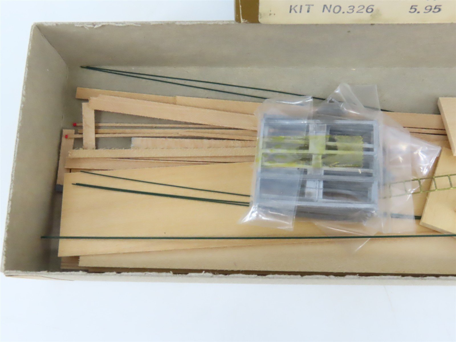 HO Scale Quality Craft Models Kit 326 LUNX Weyerhaeuser All Door Box Car