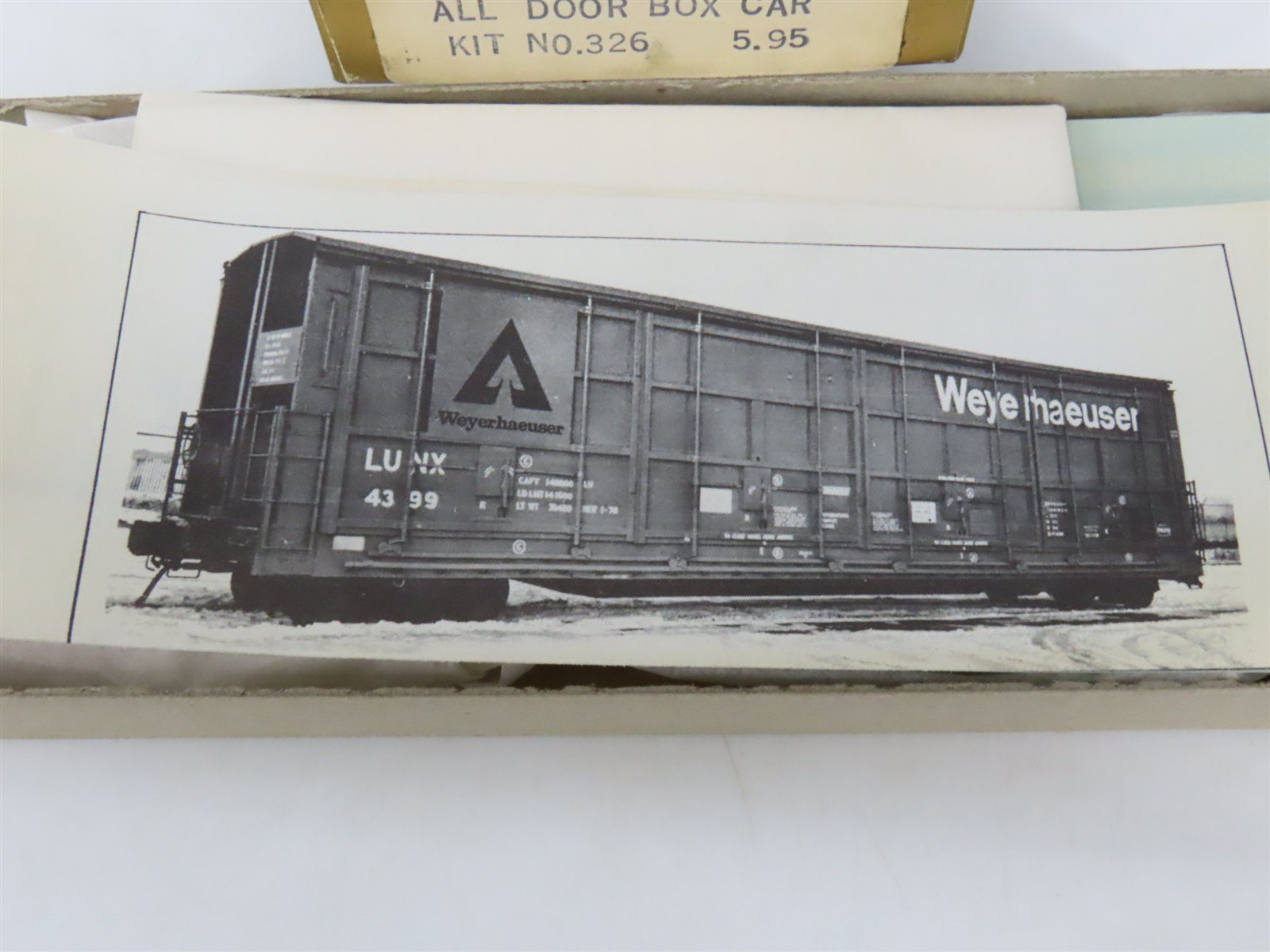 HO Scale Quality Craft Models Kit 326 LUNX Weyerhaeuser All Door Box Car