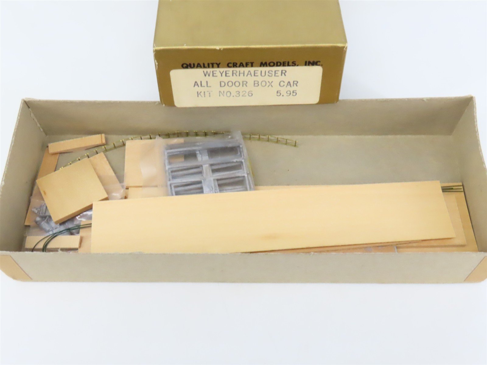HO Scale Quality Craft Models Kit 326 LUNX Weyerhaeuser All Door Box Car
