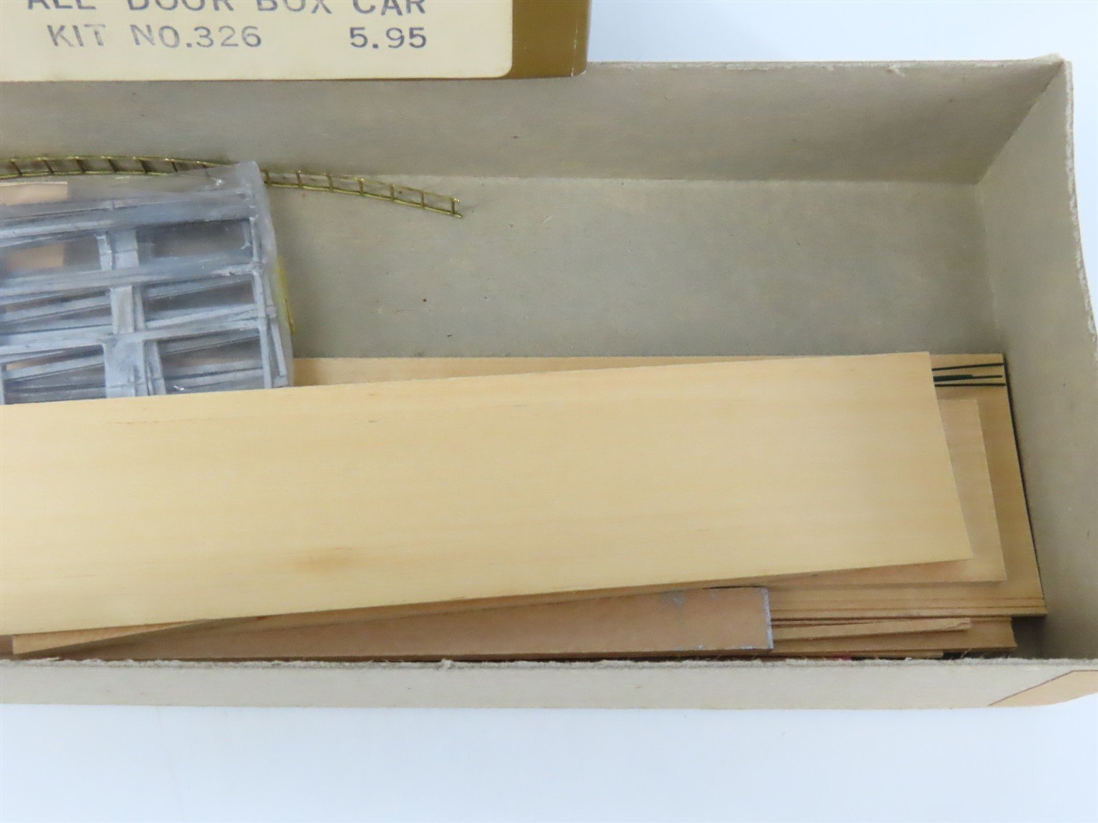 HO Scale Quality Craft Models Kit 326 LUNX Weyerhaeuser All Door Box Car