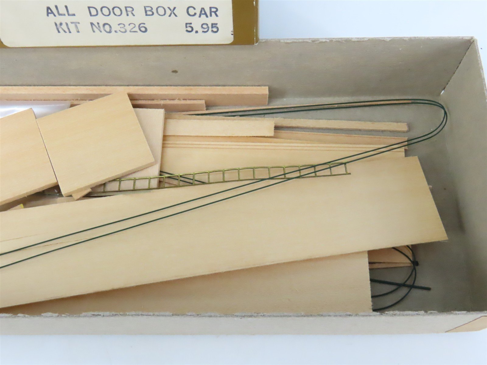 HO Scale Quality Craft Models Kit 326 LUNX Weyerhaeuser All Door Box Car