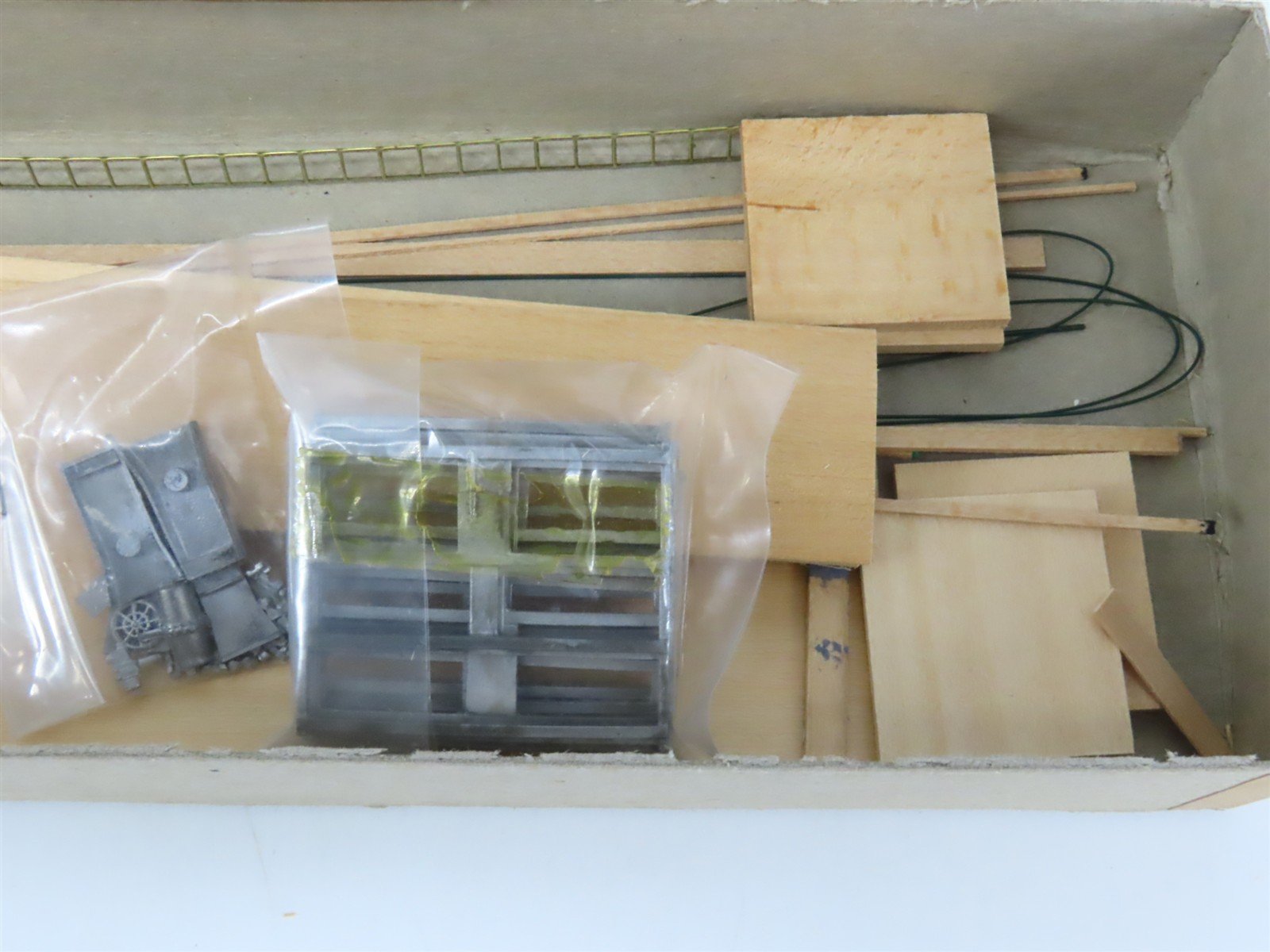HO Scale Quality Craft Models Kit 326 LUNX Weyerhaeuser All Door Box Car