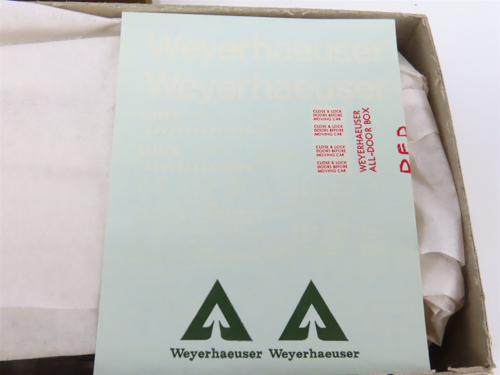 HO Scale Quality Craft Models Kit 326 LUNX Weyerhaeuser All Door Box Car