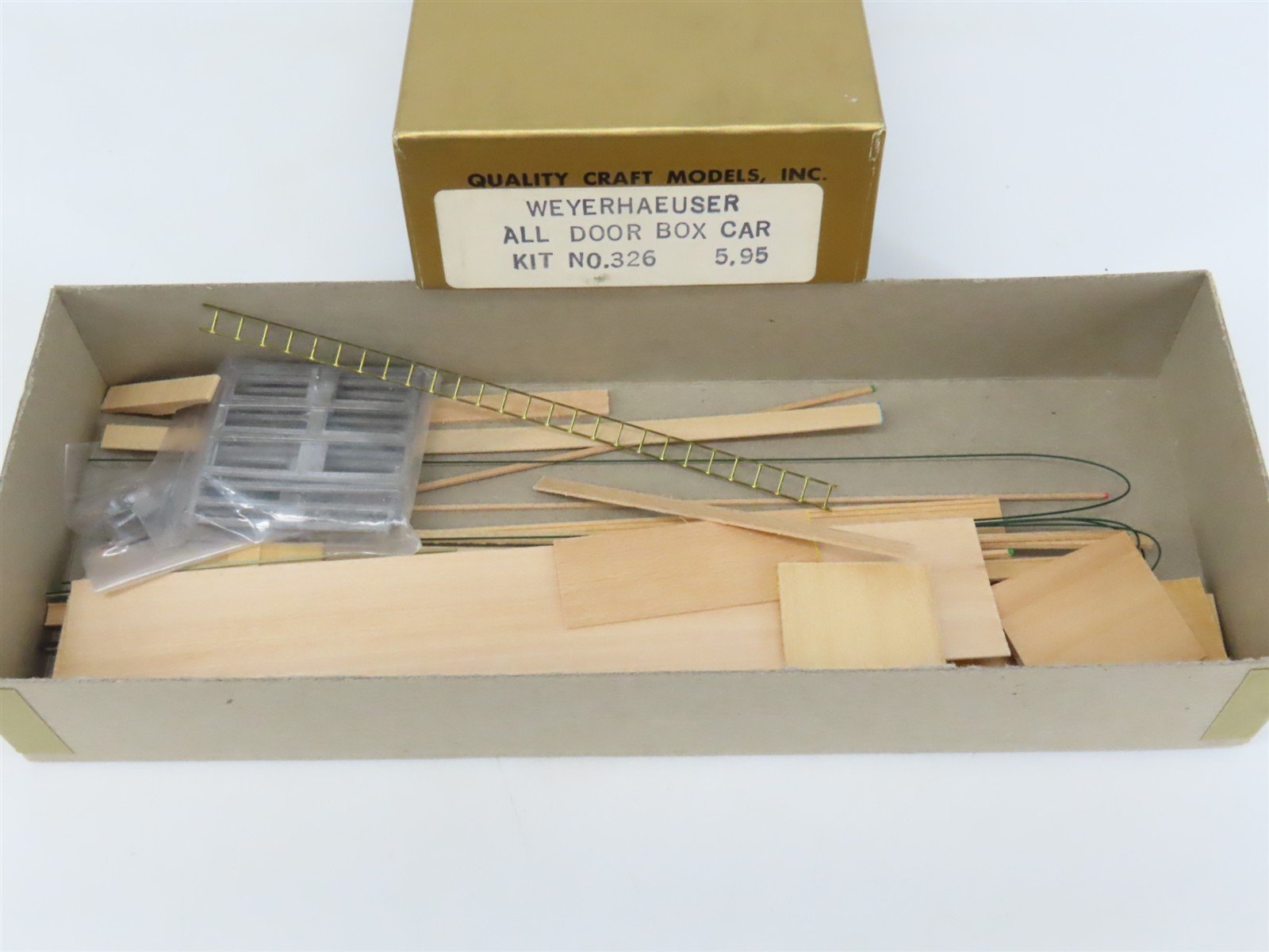 HO Scale Quality Craft Models Kit 326 LUNX Weyerhaeuser All Door Box Car