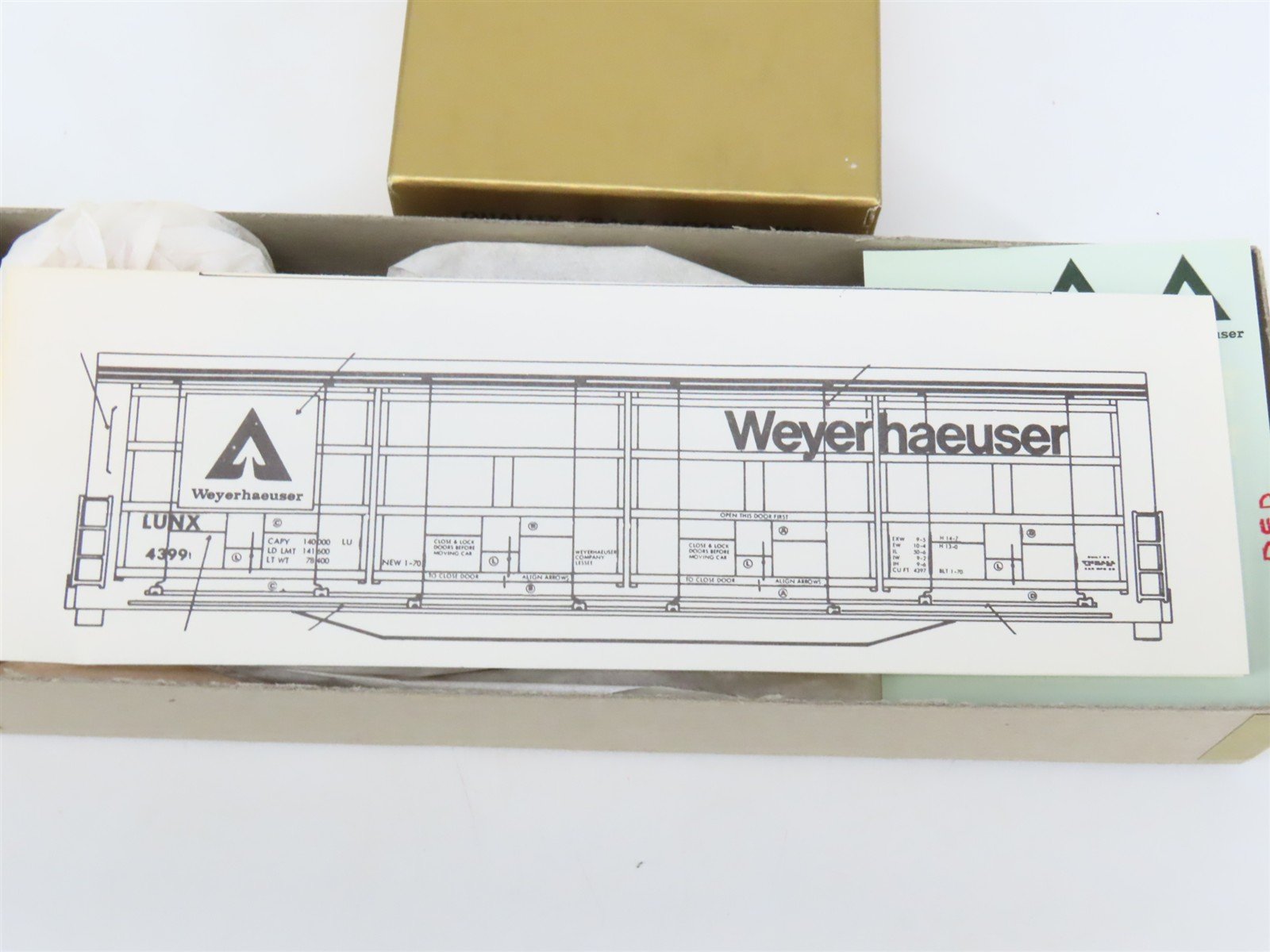 HO Scale Quality Craft Models Kit 326 LUNX Weyerhaeuser All Door Box Car