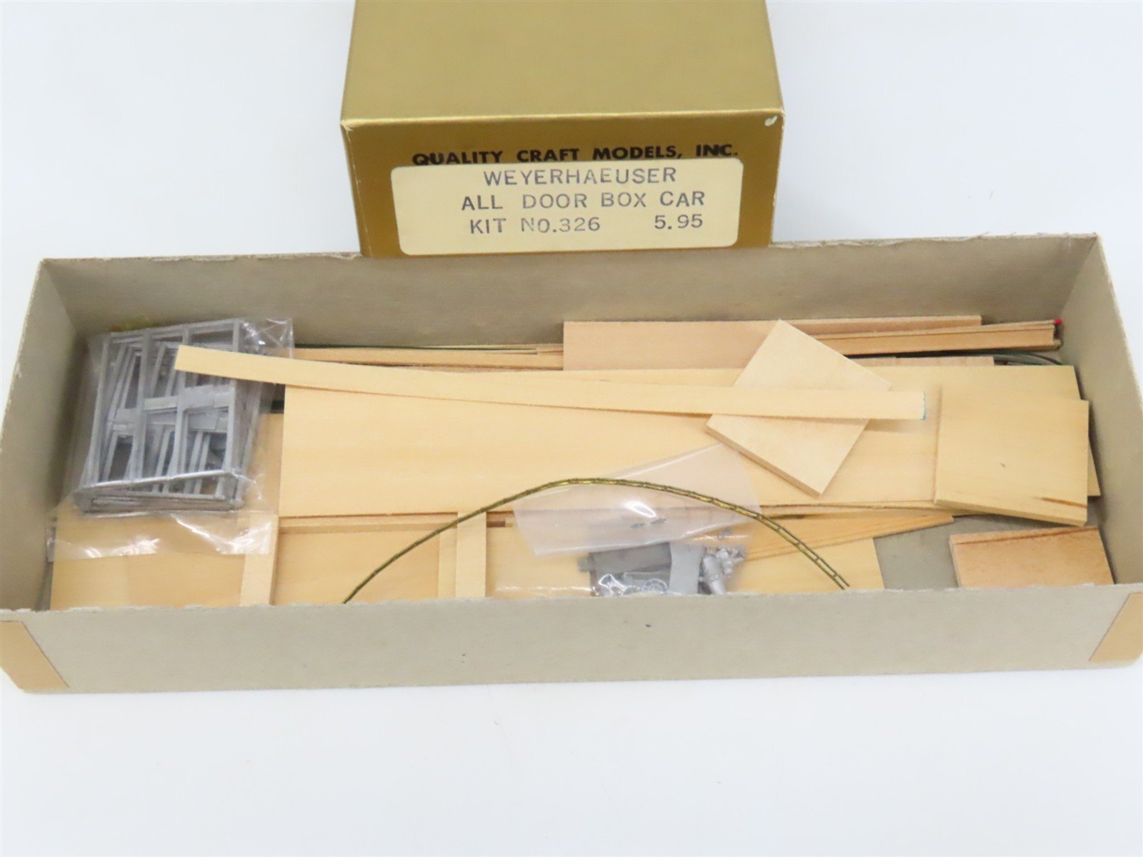 HO Scale Quality Craft Models Kit 326 LUNX Weyerhaeuser All Door Box Car