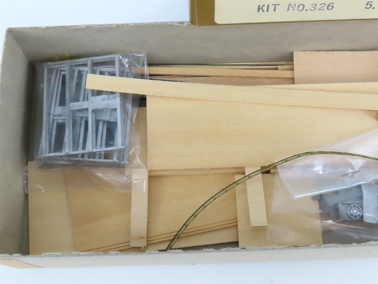 HO Scale Quality Craft Models Kit 326 LUNX Weyerhaeuser All Door Box Car