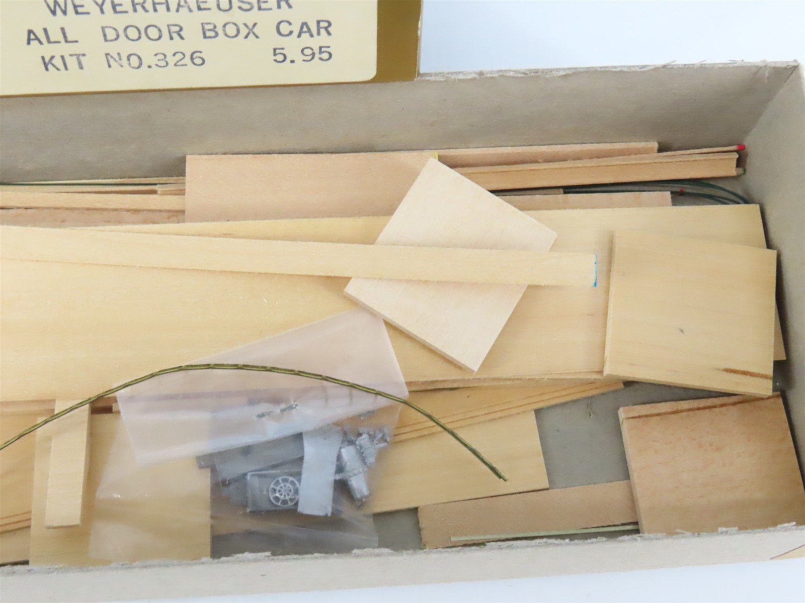 HO Scale Quality Craft Models Kit 326 LUNX Weyerhaeuser All Door Box Car