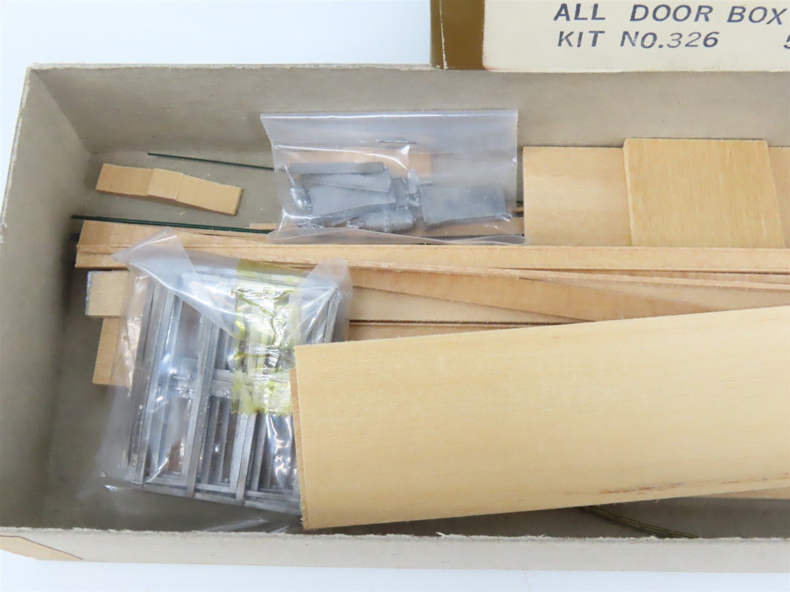HO Scale Quality Craft Models Kit 326 LUNX Weyerhaeuser All Door Box Car