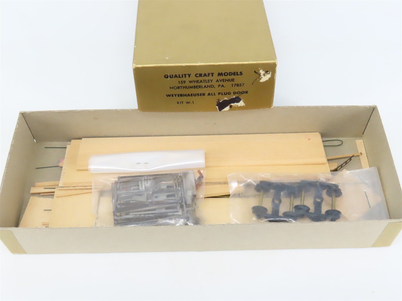 HO Scale Quality Craft Models Kit W-1 LUNX Weyerhaeuser All Plug Door Box Car