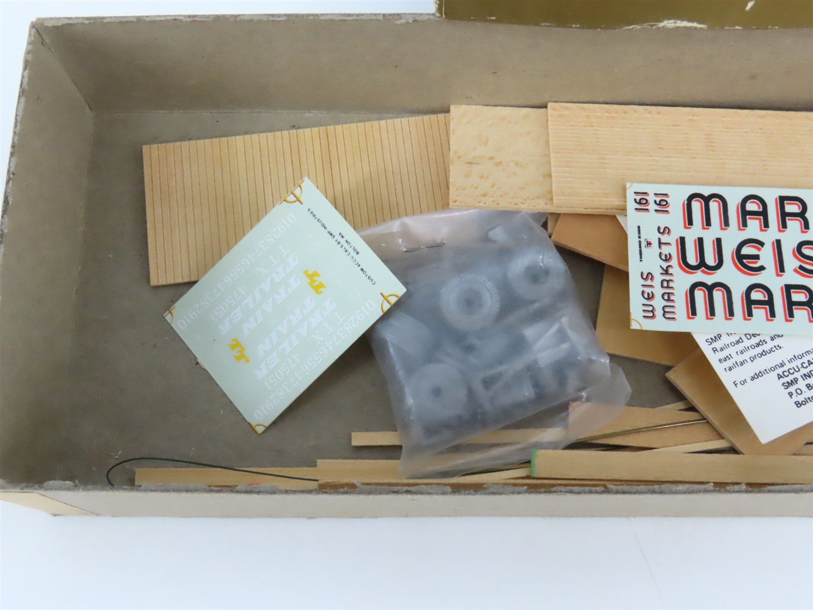 HO Scale Quality Craft Models Kit 331 TTX Weis Markets 50' Flat Car w/ Trailer