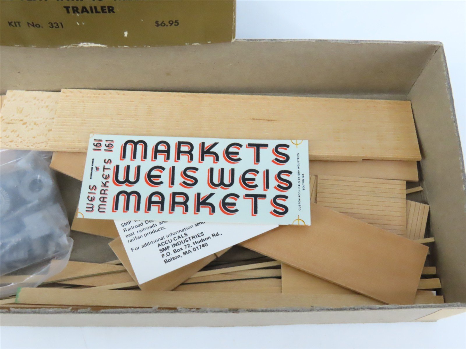 HO Scale Quality Craft Models Kit 331 TTX Weis Markets 50' Flat Car w/ Trailer
