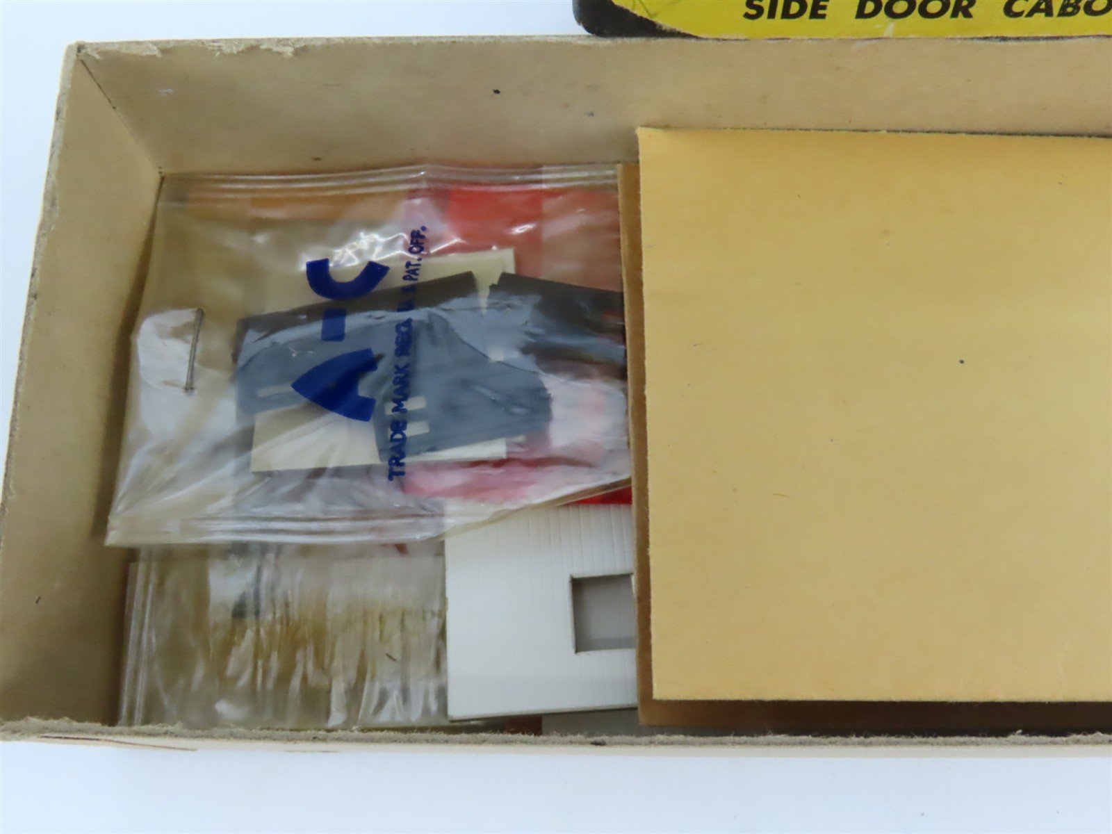HO Scale A-C Kit CB-5 Unlettered Side Door Caboose