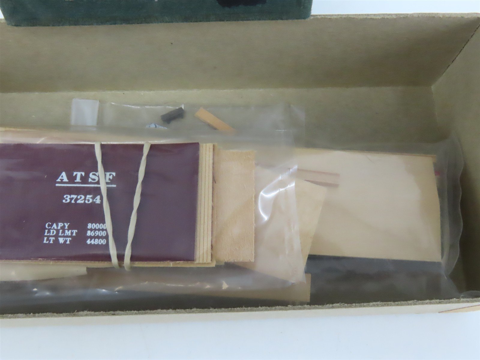 HO Scale Con-Cor Kit HO-109 ATSF Santa Fe Railroad 40 Ton USRA Box Car #37254