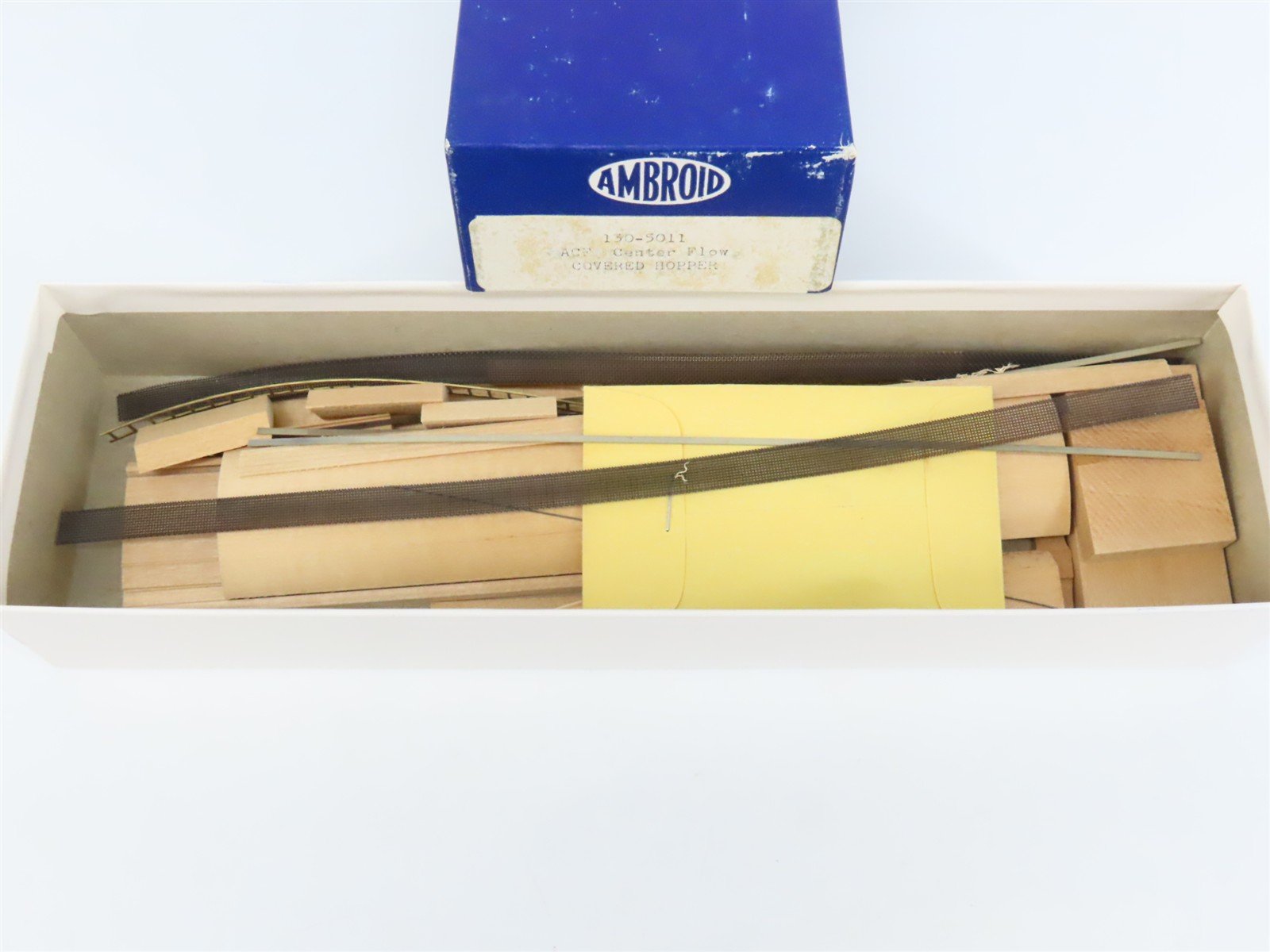 HO Scale Ambroid Kit 130-5011 ATSF Santa Fe Center Flow Covered Hopper #305100