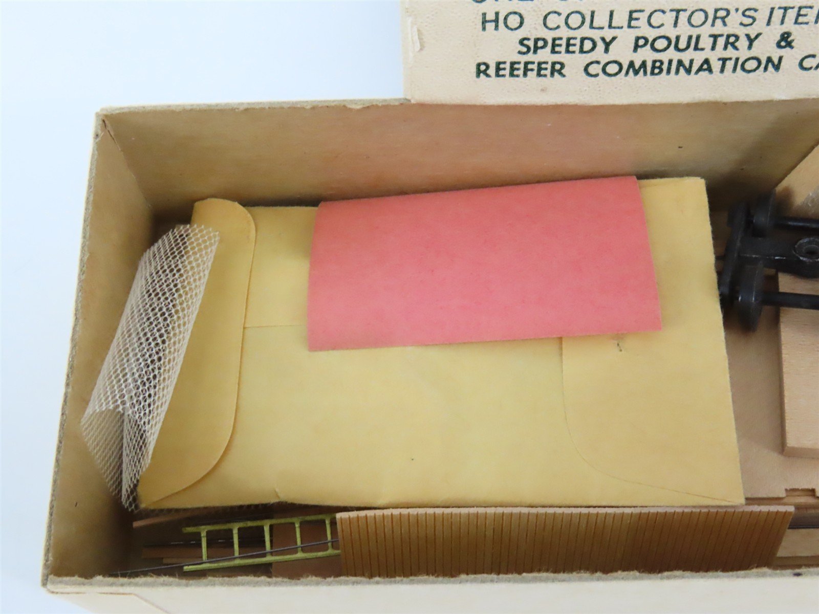 HO Scale Ambroid Kit No. 10 LPTX Speedy Poultry & Reefer Combination Car #4002