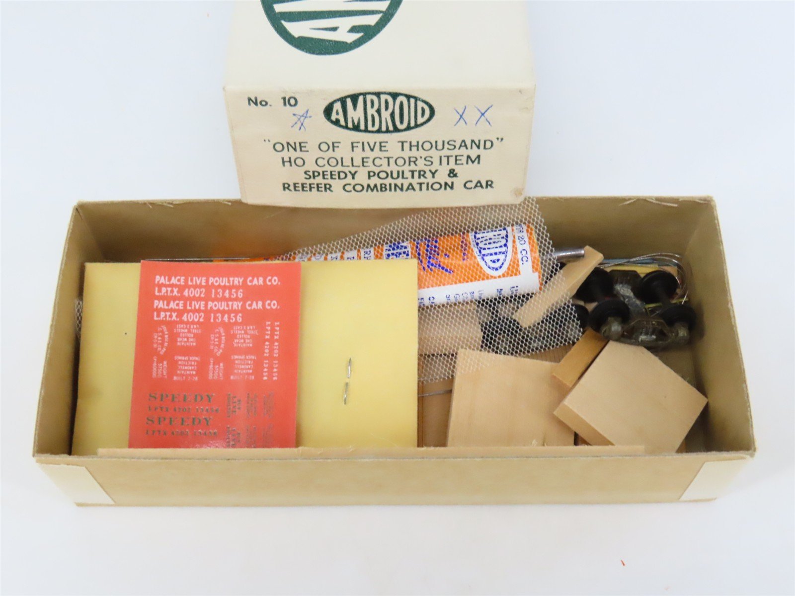 HO Scale Ambroid Kit No. 10 LPTX Speedy Poultry & Reefer Combination Car #4002