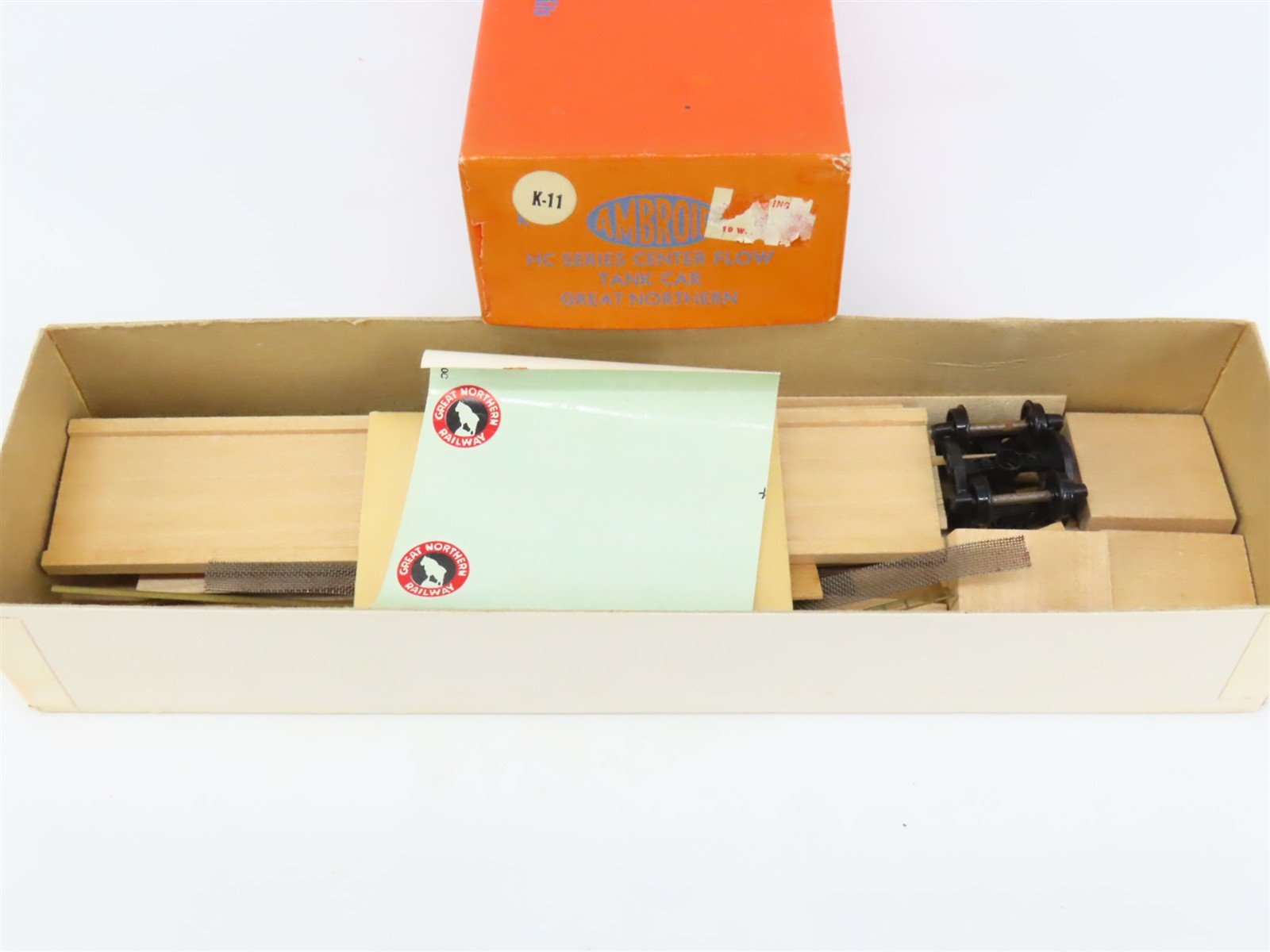 HO Scale Ambroid Kit GN Great Northern Railway 4-Bay Covered Hopper #171210