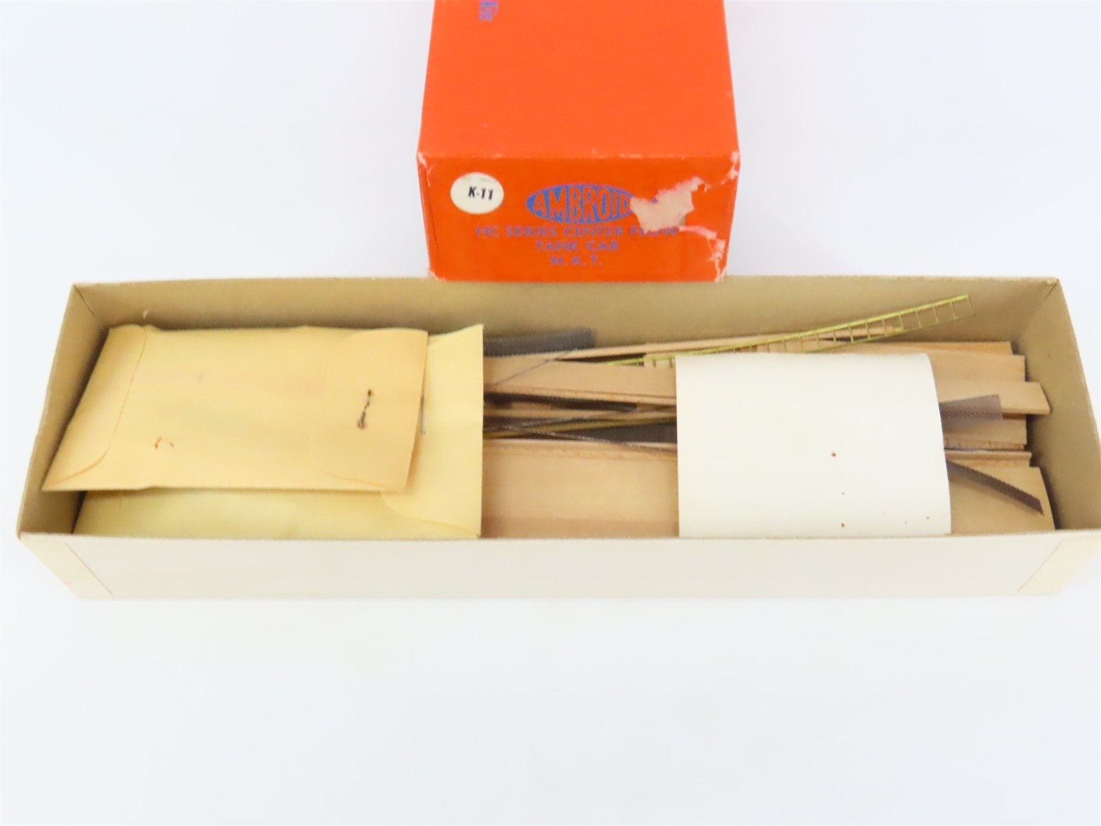 HO Scale Ambroid Kit BKTY The Katy 4-Bay Center Flow Hopper #1017