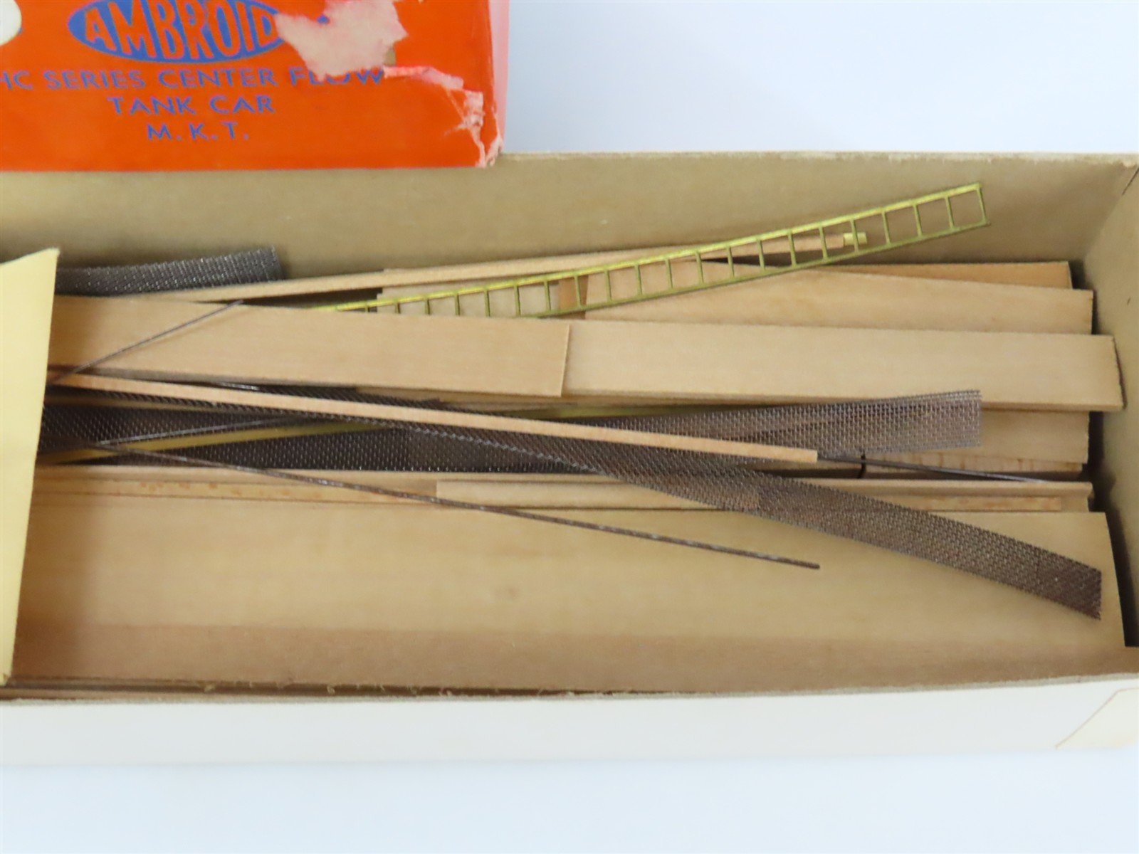 HO Scale Ambroid Kit BKTY The Katy 4-Bay Center Flow Hopper #1017