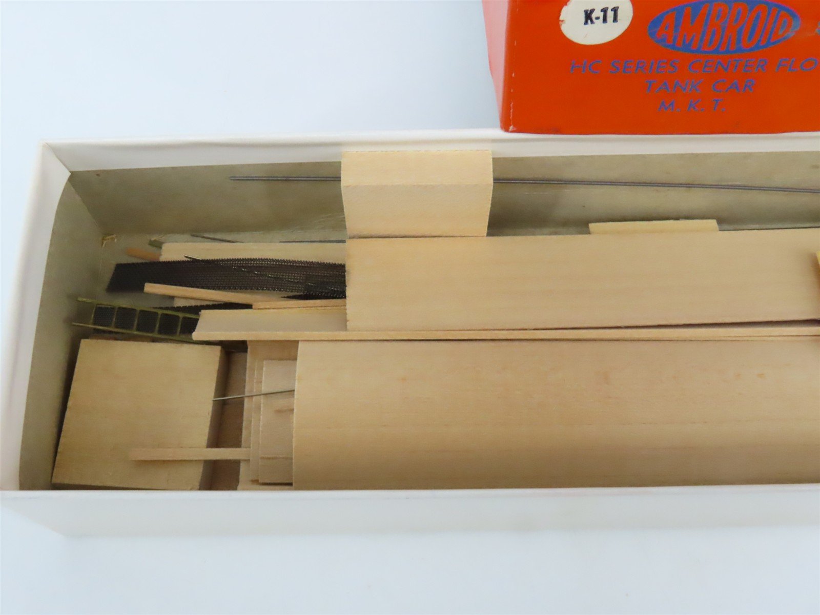 HO Scale Ambroid Kit BKTY The Katy 4-Bay Center Flow Hopper #1017