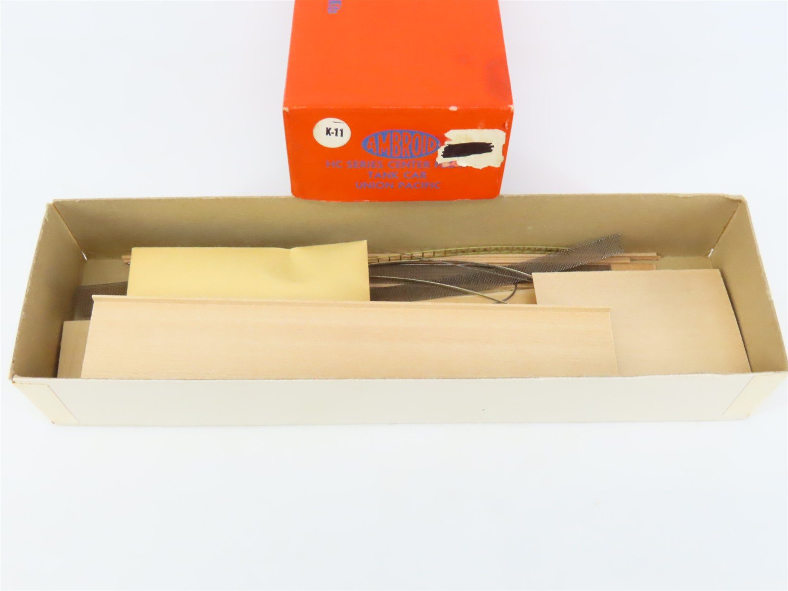 HO Scale Ambroid Kit UP Union Pacific Railroad 4-Bay Center Flow Hopper #21200
