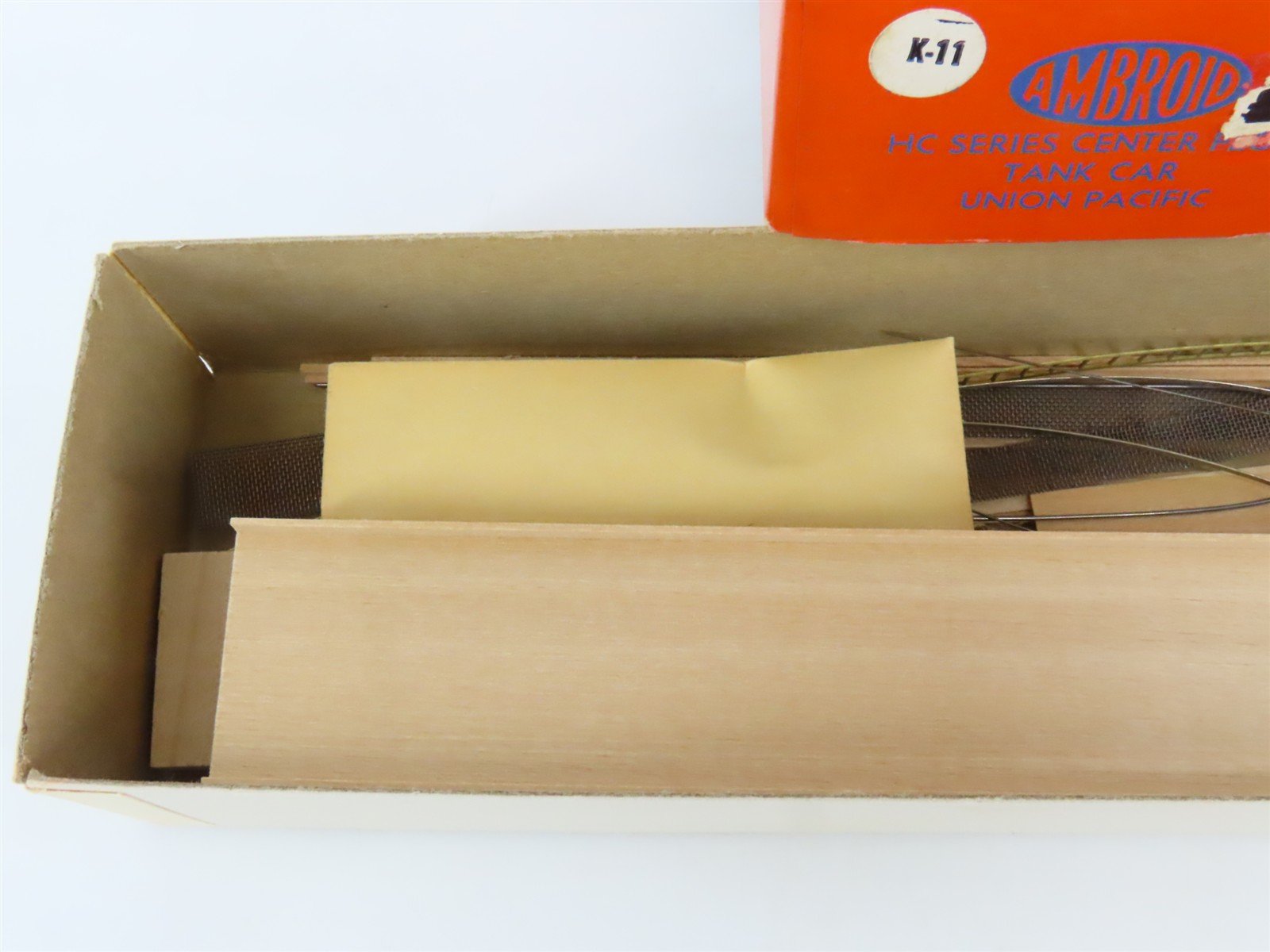 HO Scale Ambroid Kit UP Union Pacific Railroad 4-Bay Center Flow Hopper #21200