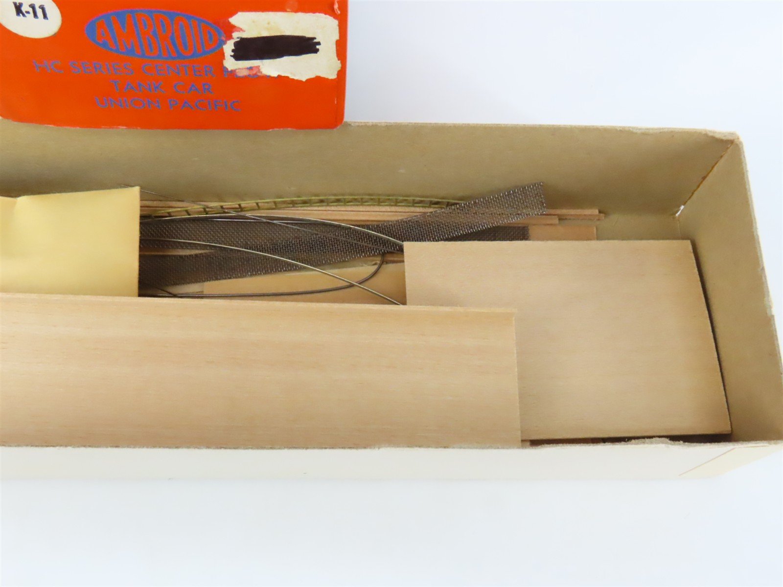 HO Scale Ambroid Kit UP Union Pacific Railroad 4-Bay Center Flow Hopper #21200