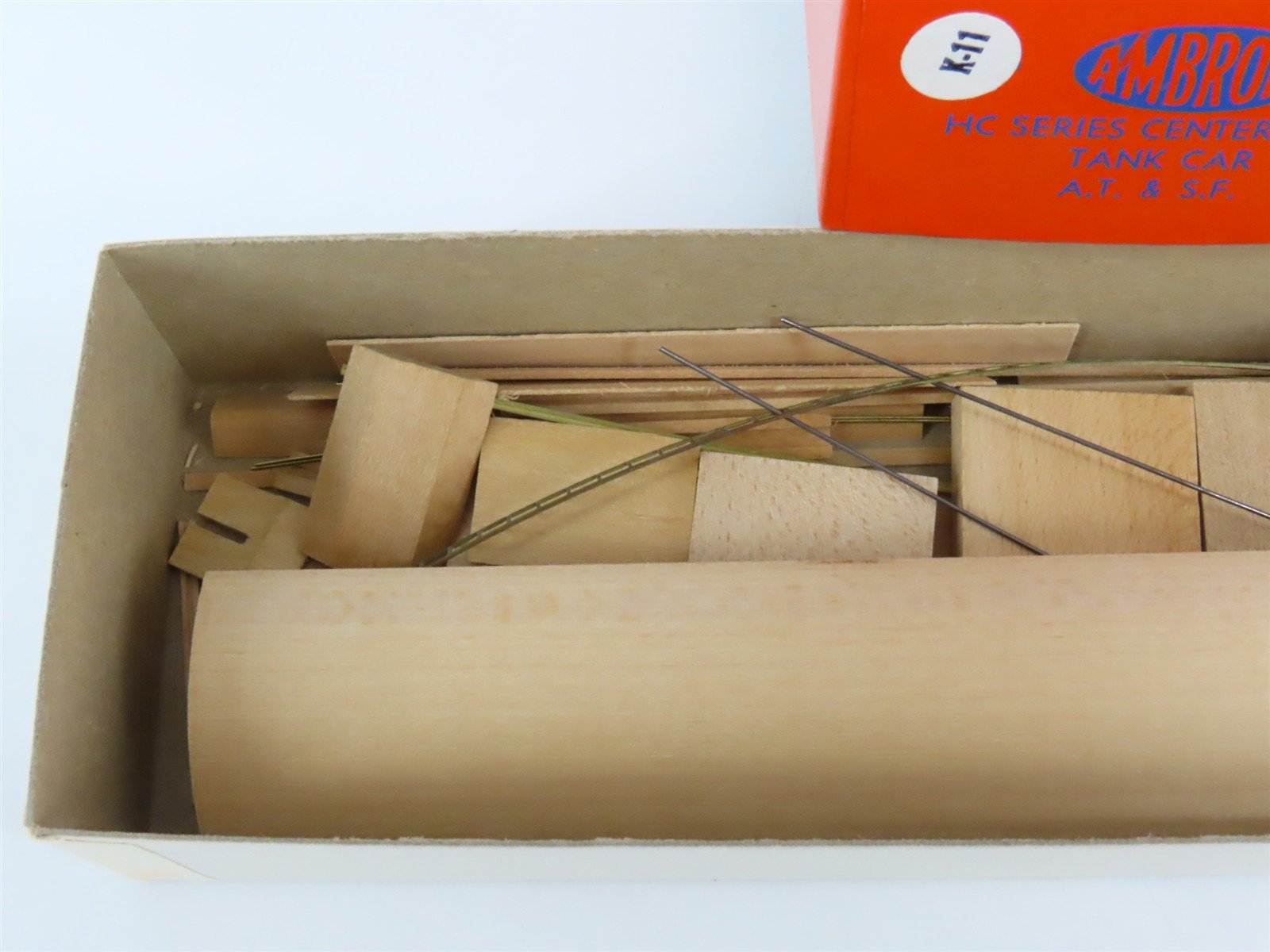 HO Scale Ambroid Kit ATSF Santa Fe Railroad 4-Bay Covered Hopper #305100
