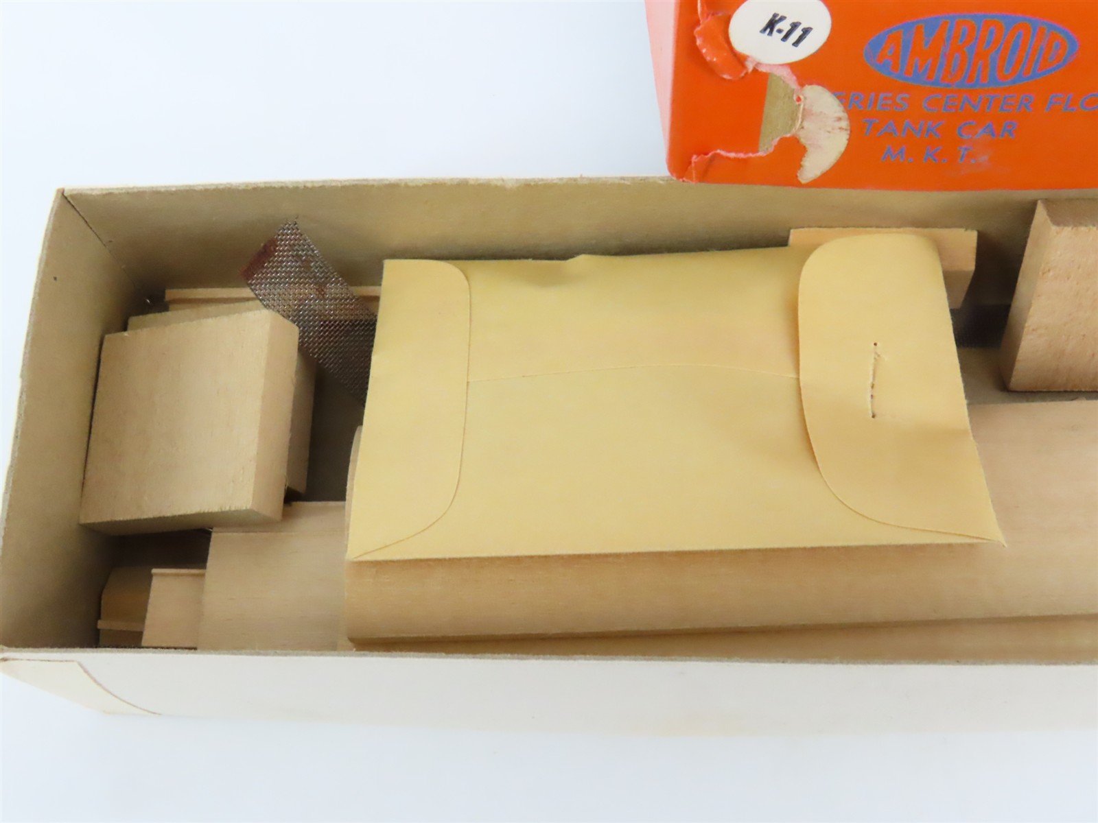 HO Scale Ambroid Kit BKTY Katy 4-Bay Center Flow Covered Hopper #1017