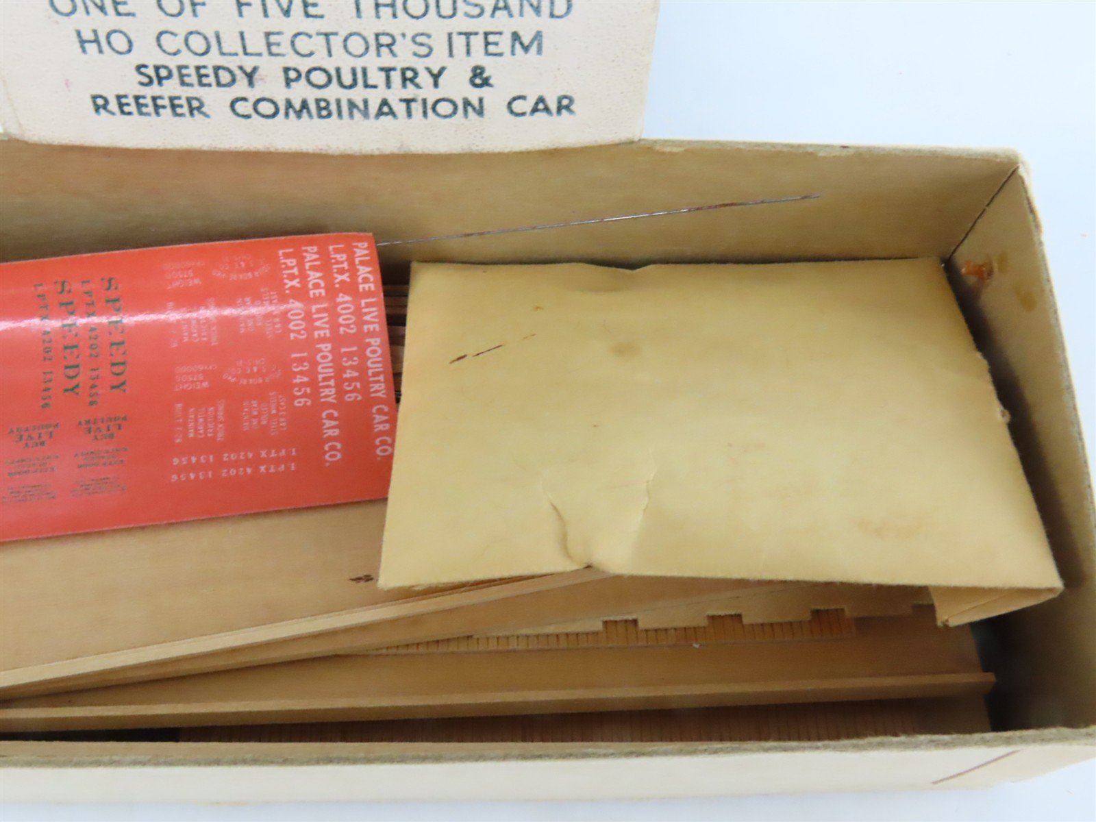 HO Scale Ambroid Kit No. 10 LPTX Speedy Poultry & Reefer Combination Car #4002