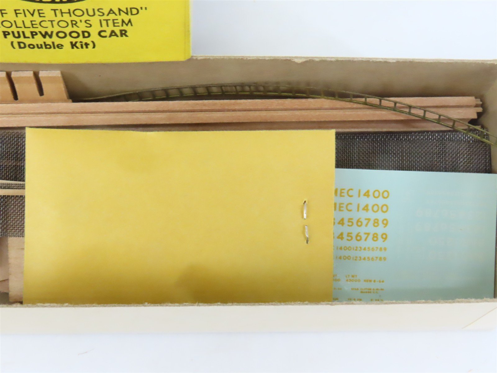 HO Scale Ambroid Double Kit No 5 MEC/BAR 70' Pulpwood 70-Ton Bulkhead Flat Car