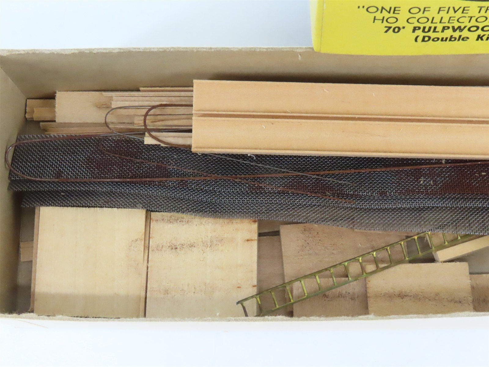 HO Scale Ambroid Double Kit No 5 MEC/BAR 70' Pulpwood 70-Ton Bulkhead Flat Car