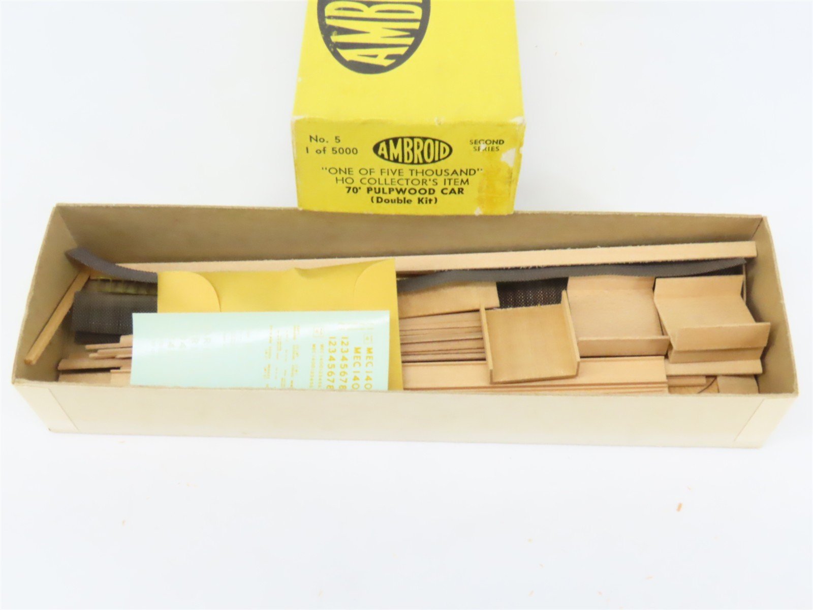 HO Scale Ambroid Double Kit No 5 MEC/BAR 70' Pulpwood 70-Ton Bulkhead Flat Car