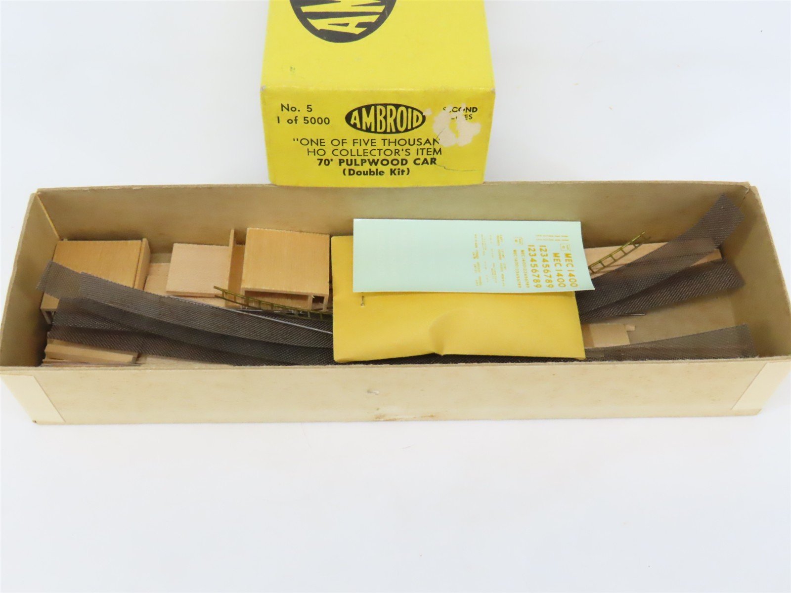HO Scale Ambroid Double Kit No 5 MEC/BAR 70' Pulpwood 70-Ton Bulkhead Flat Car