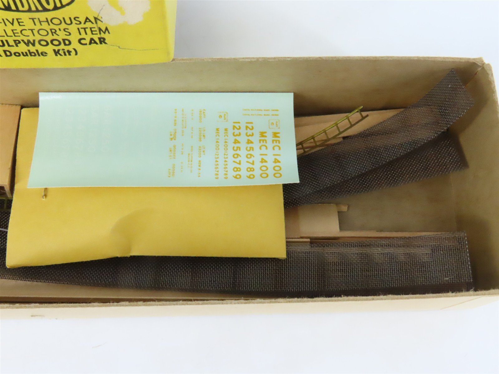 HO Scale Ambroid Double Kit No 5 MEC/BAR 70' Pulpwood 70-Ton Bulkhead Flat Car