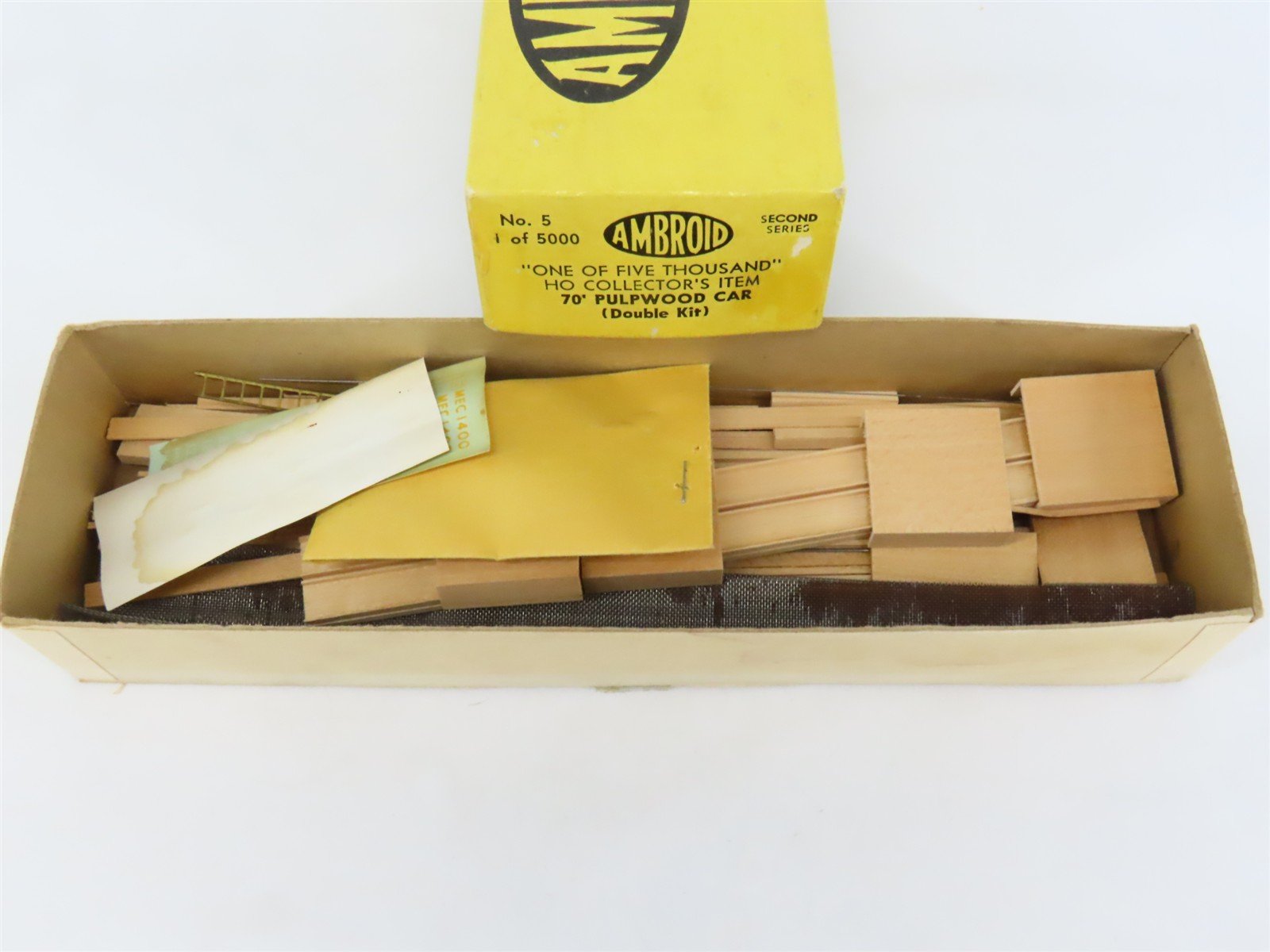 HO Scale Ambroid Double Kit No 5 MEC/BAR 70' Pulpwood 70-Ton Bulkhead Flat Car