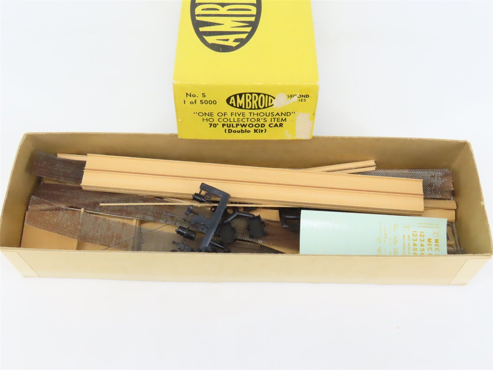 HO Scale Ambroid Double Kit No 5 MEC/BAR 70' Pulpwood 70-Ton Bulkhead Flat Car