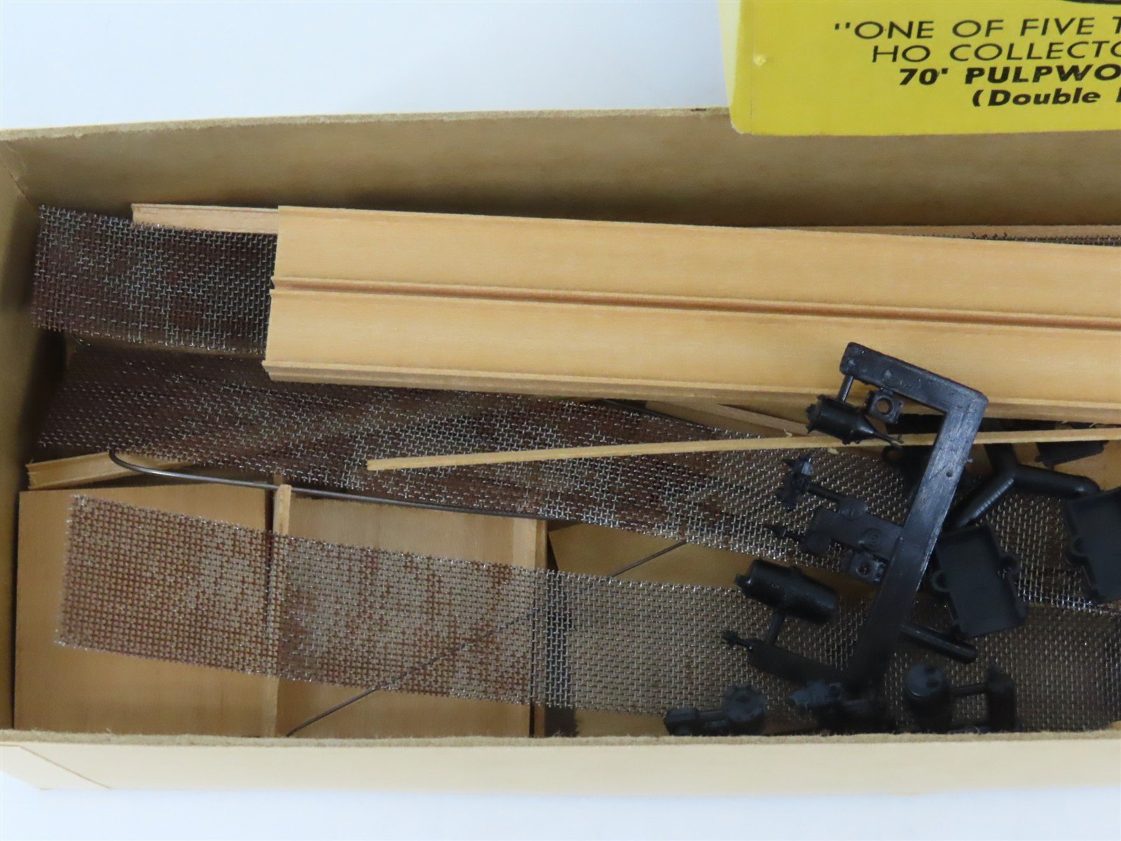 HO Scale Ambroid Double Kit No 5 MEC/BAR 70' Pulpwood 70-Ton Bulkhead Flat Car