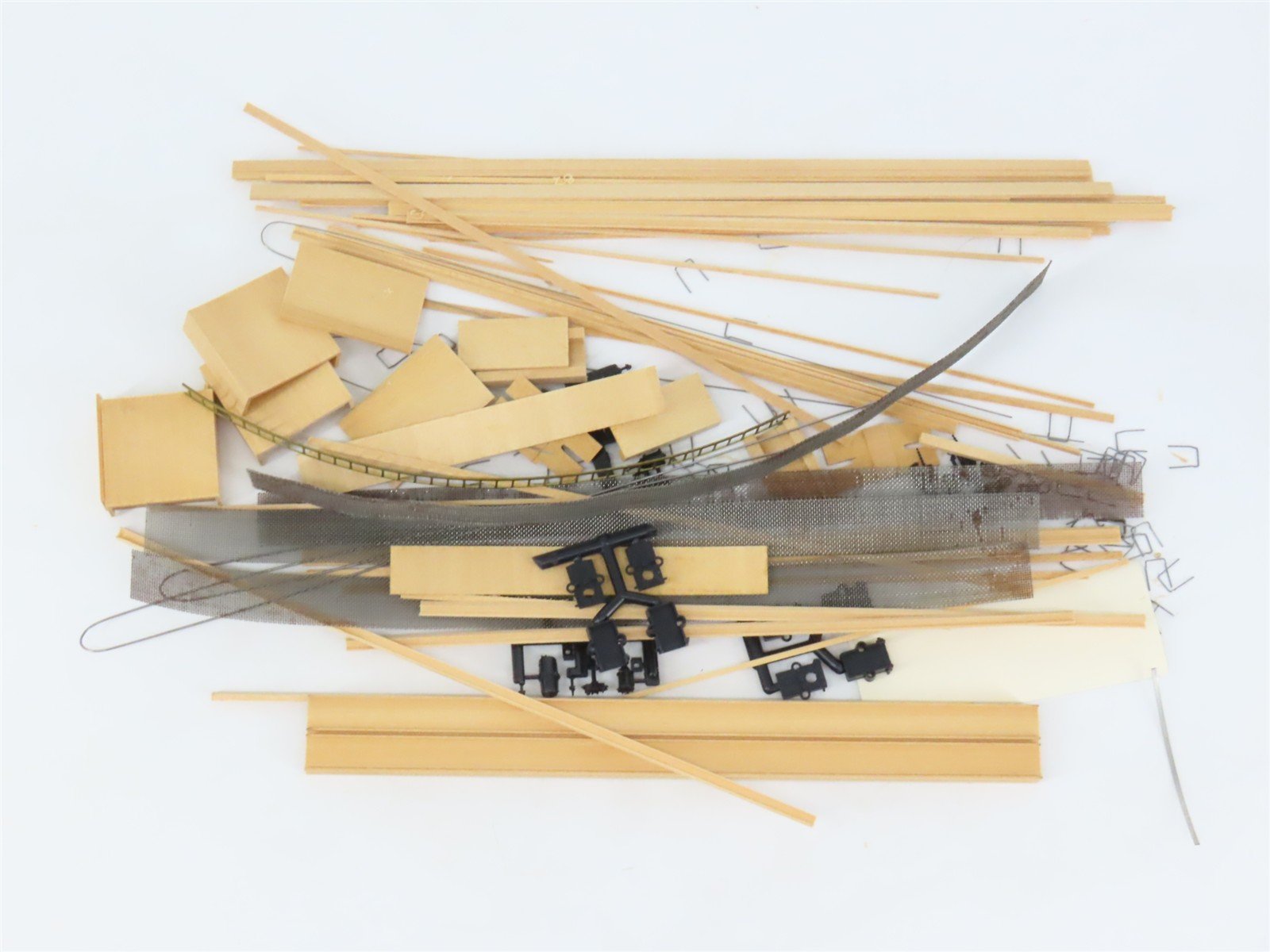 HO Scale Ambroid Double Kit No 5 MEC/BAR 70' Pulpwood 70-Ton Bulkhead Flat Car