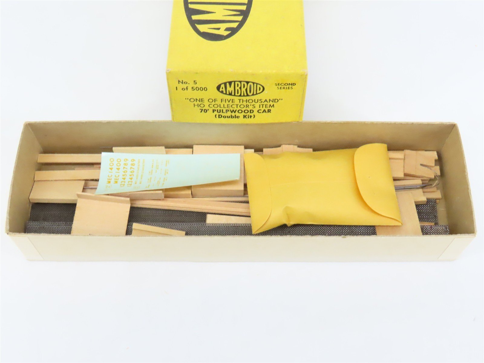 HO Scale Ambroid Double Kit No 5 MEC/BAR 70' Pulpwood 70-Ton Bulkhead Flat Car